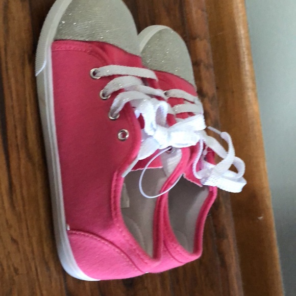 BRAND NEW GIRLS-GYM SHOES SIZE 3! NEW WITH TAGS ON IT. SMOKE FREE HOME! - Picture 5 of 8